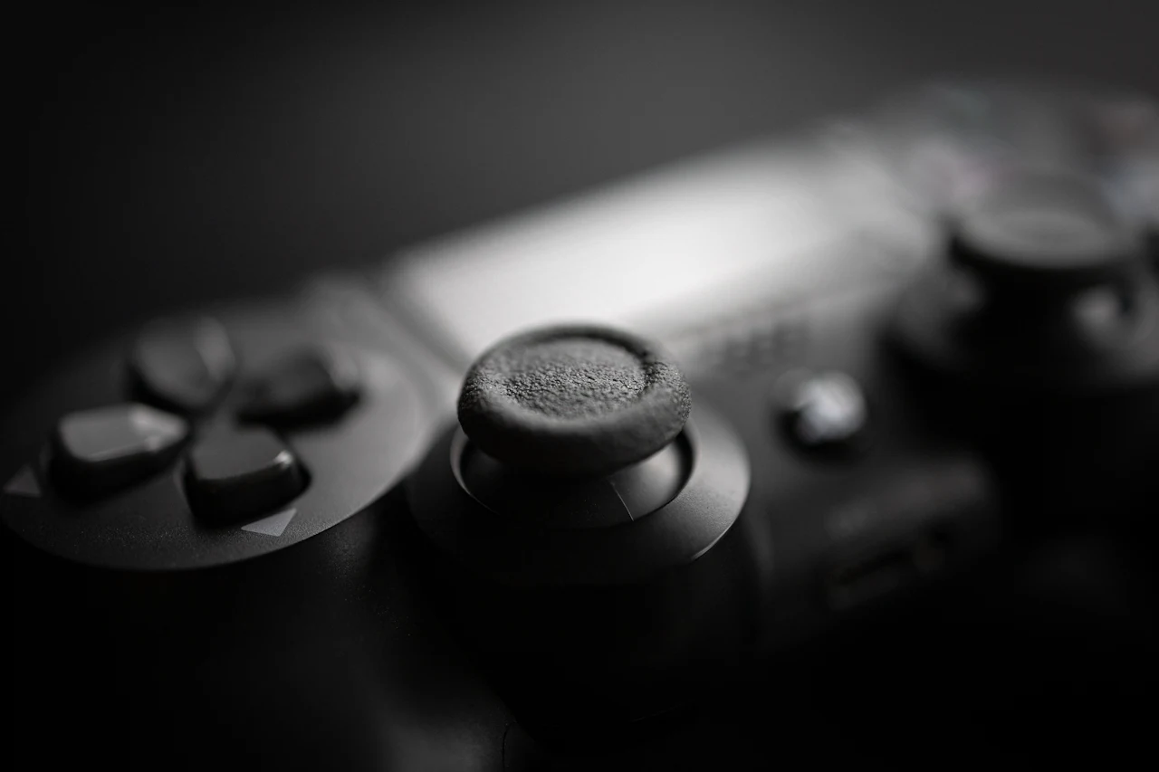 Controller da gioco su sfondo scuro
